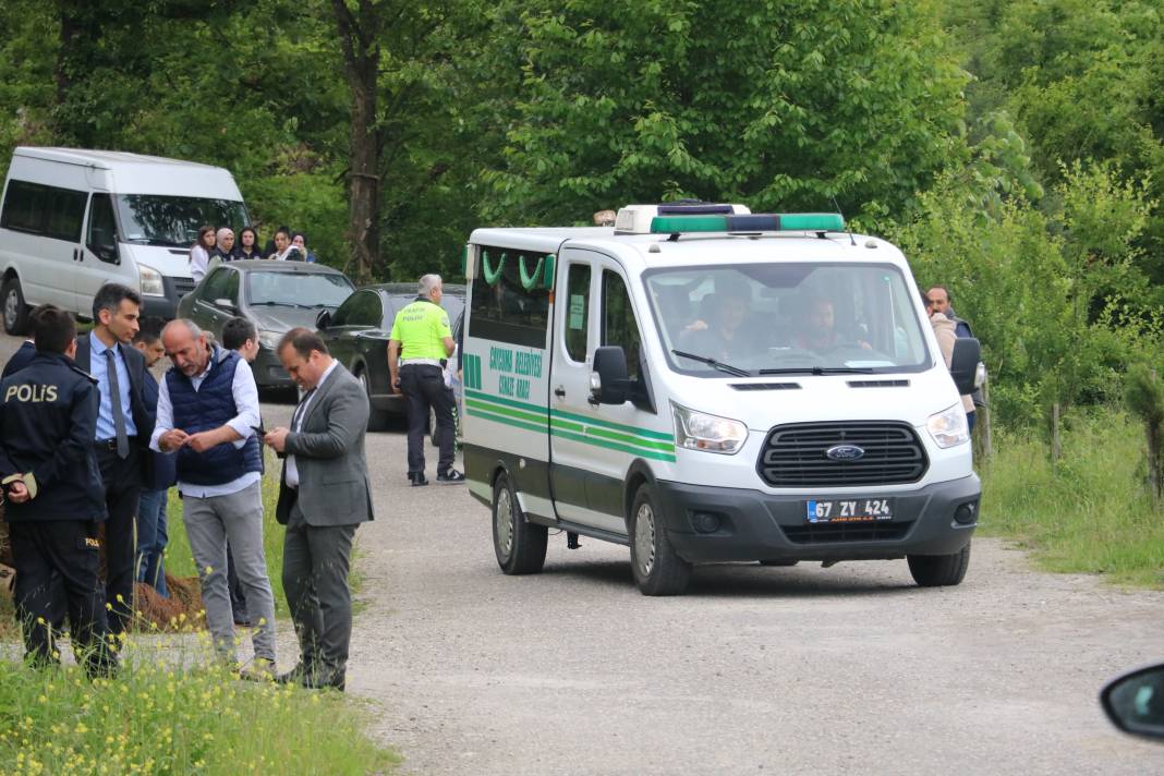 Cinsel istismardan ölen bebeğin mezarını soruşturmayı yürüten komiser yaptırdı. Bu 'İyi insanlar iyi ki varlar' haberidir 15